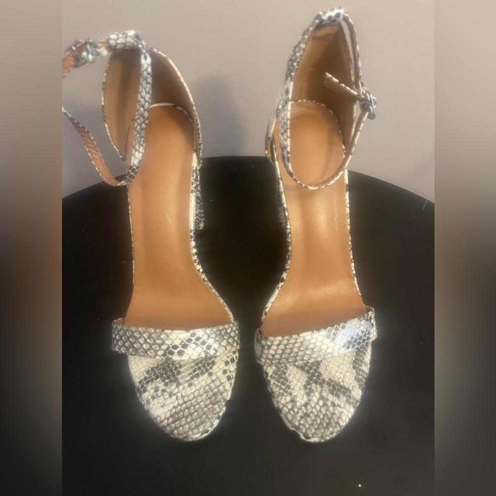 Black and white snake skin sandals/heels size 11